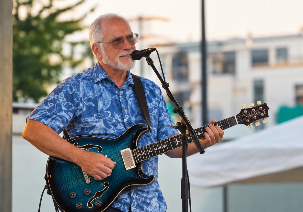 Mike Moynihan performing live